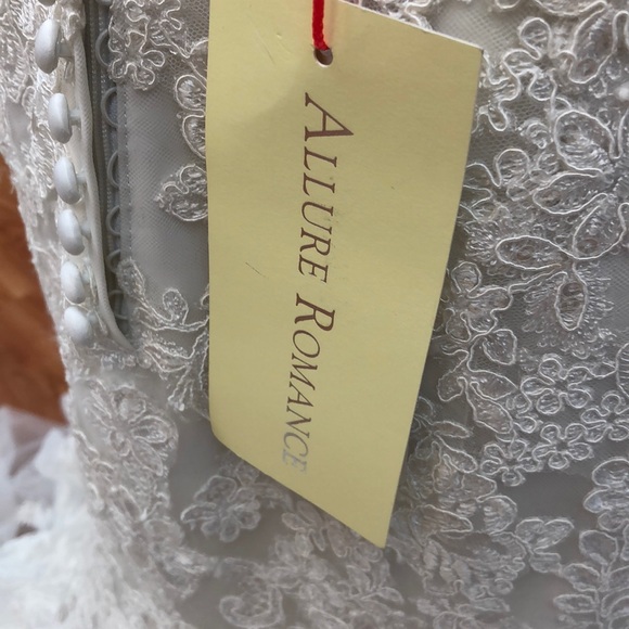 Ivory wedding gown with lace floral print - Picture 7 of 8